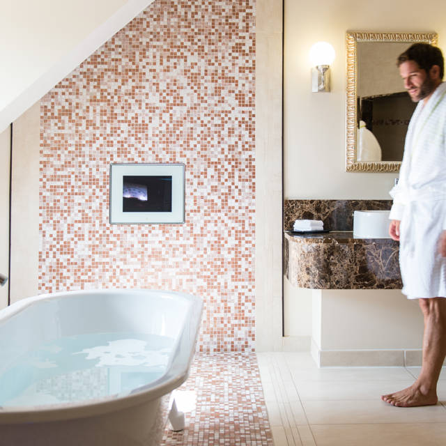 Monarch suite bathroom