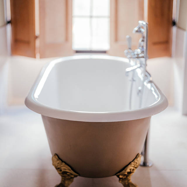 Beautiful free standing victorian roll top bath
